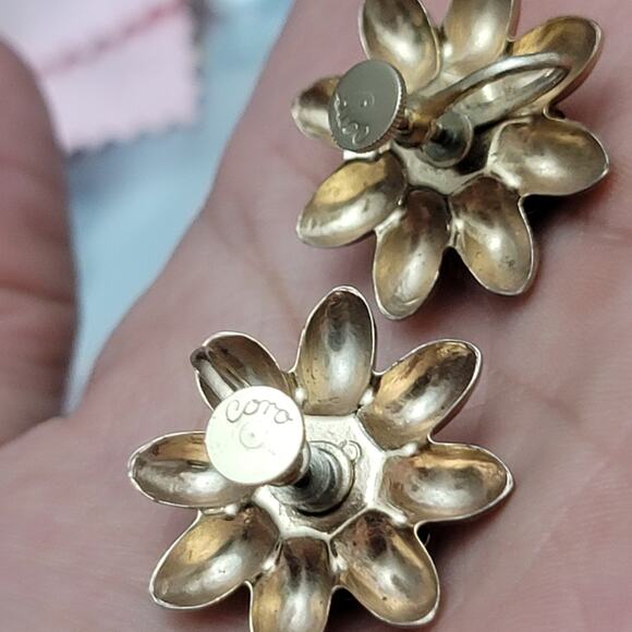 Vintage Coro Gold Tone Flower Screwback Earrings - Picture 11 of 11